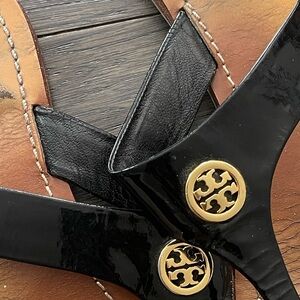 Tory Burch Cameron Thong Black Patent Leather Sandals Gold Logo Size 9.5